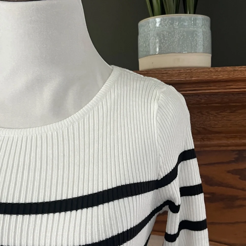 Zesica Women's White Navy Preppy Casual Striped Crewneck Sweater Size Small‎ NEW